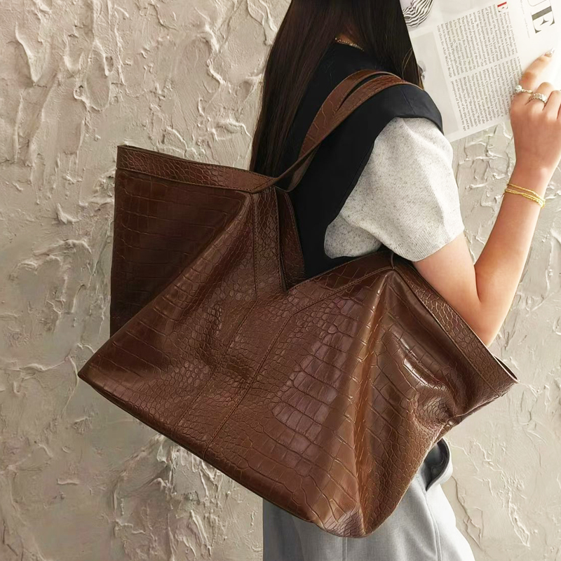 Oversized Crocodile Pattern To - Luxury Bags Of 2026 recension och pris