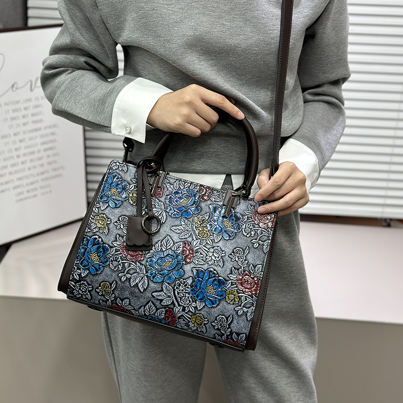 Vintage 3D Embossed Floral Tot - Quiet Luxury Bags Tote recension och pris