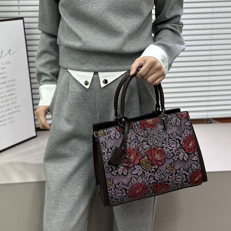 Vintage 3D Embossed Floral Tot - Quiet Luxury Bags Tote recension och pris