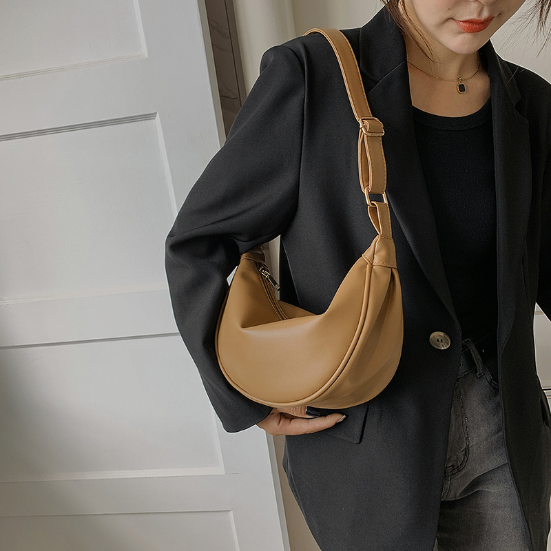 Half Moon Small PU Leather Zip - Luxury Bags Trend 2025 recension och pris